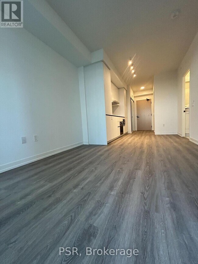 8 Interchange Wy in Vaughan, ON - Building Photo - Building Photo