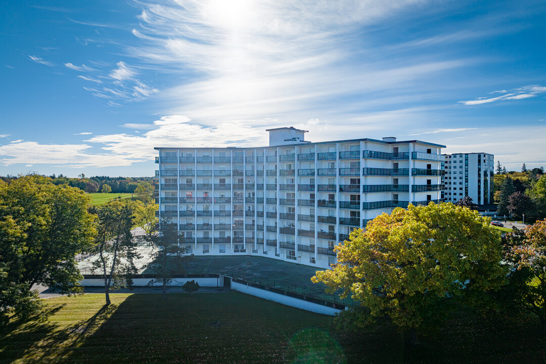 Woodlawn Towers Apartments in Guelph, ON - Building Photo