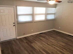 4401 Hughes Dr in Wichita Falls, TX - Foto de edificio - Building Photo
