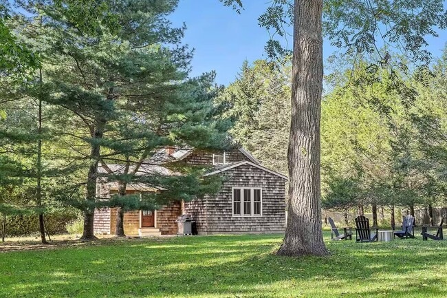 3 Parsons Close in East Hampton, NY - Building Photo - Building Photo