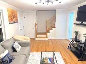 64 Rowe St in Auburndale, MA - Foto de edificio - Building Photo