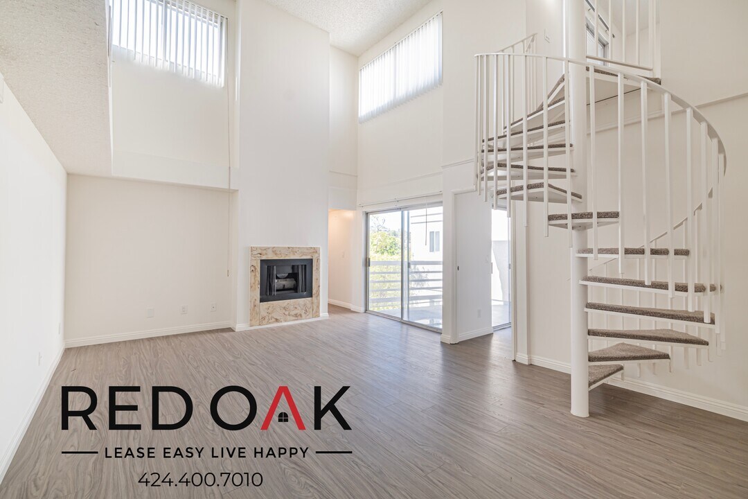 6072 Franklin Ave in Los Angeles, CA - Building Photo