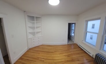 28 Brook St, Unit #1 in Manchester, NH - Foto de edificio - Building Photo