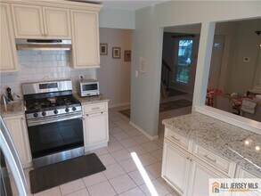 601 Maplecrest Rd in Edison, NJ - Building Photo - Building Photo