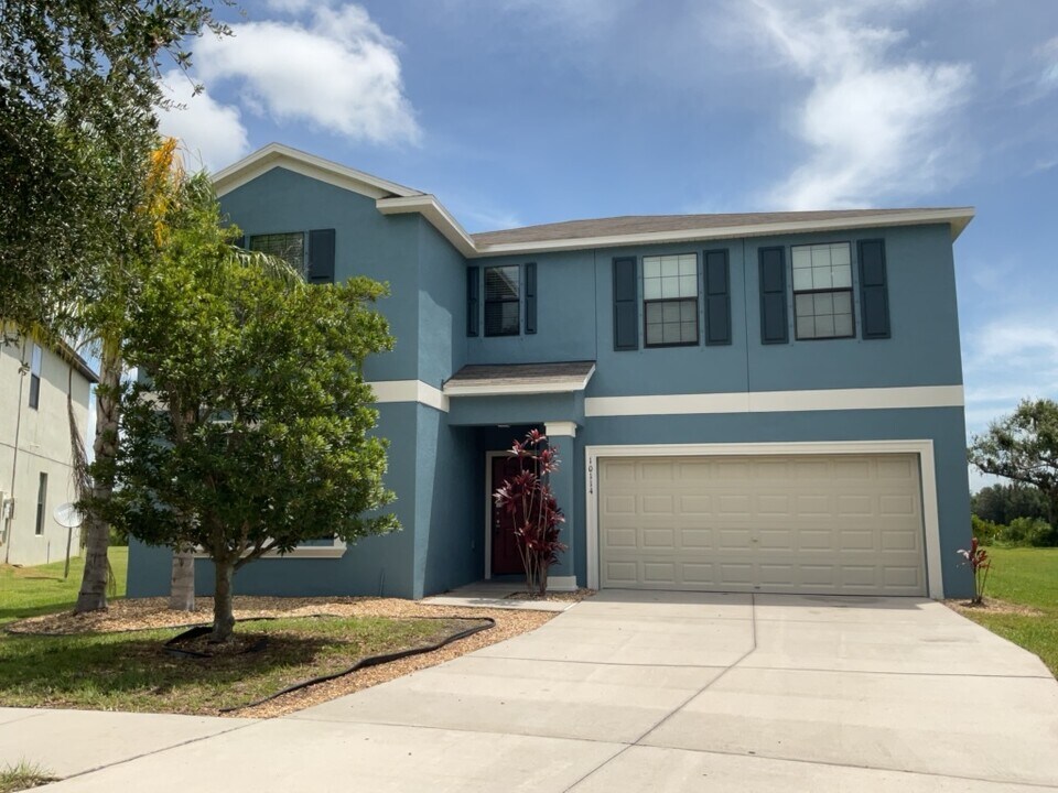 10114 Carloway Hills Dr in Wimauma, FL - Building Photo