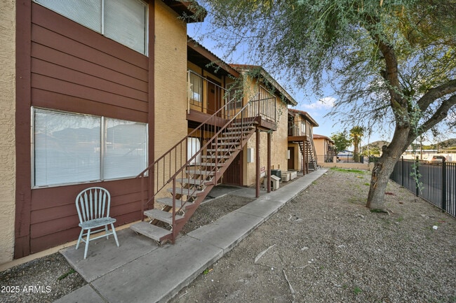 property at 725 E Vogel Ave