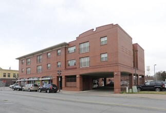 300 Jackson Ave NW in Elk River, MN - Foto de edificio - Building Photo