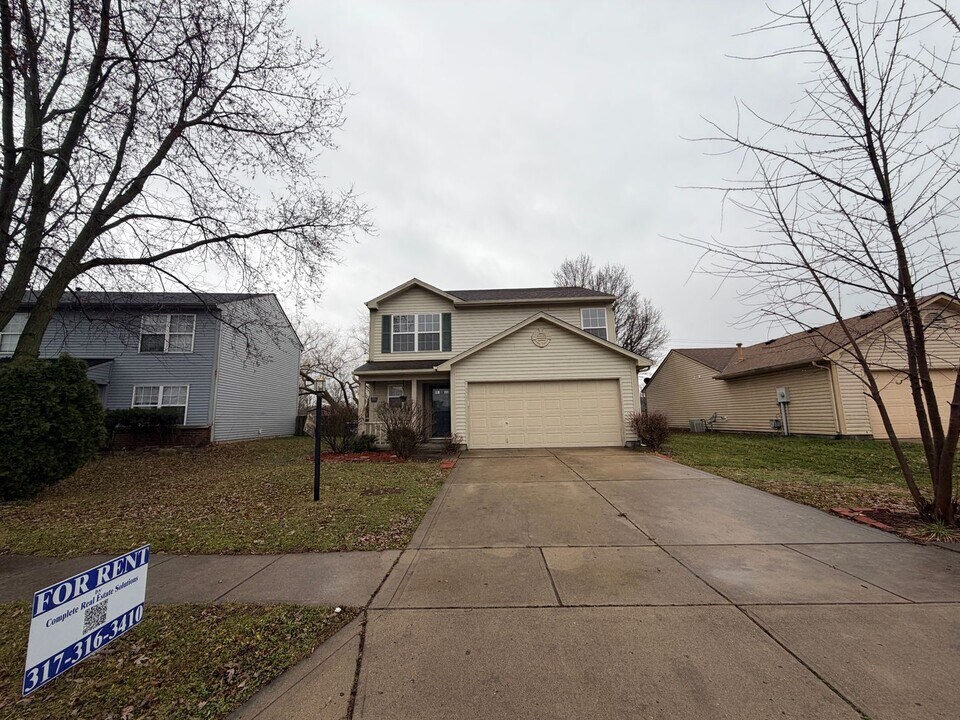 1555 Blue Brook Way in Greenwood, IN - Building Photo