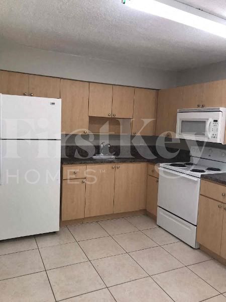 4951 SW 16th St in Fort Lauderdale, FL - Foto de edificio - Building Photo