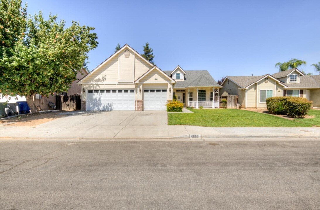 4666 W Oswego Ave in Fresno, CA - Building Photo