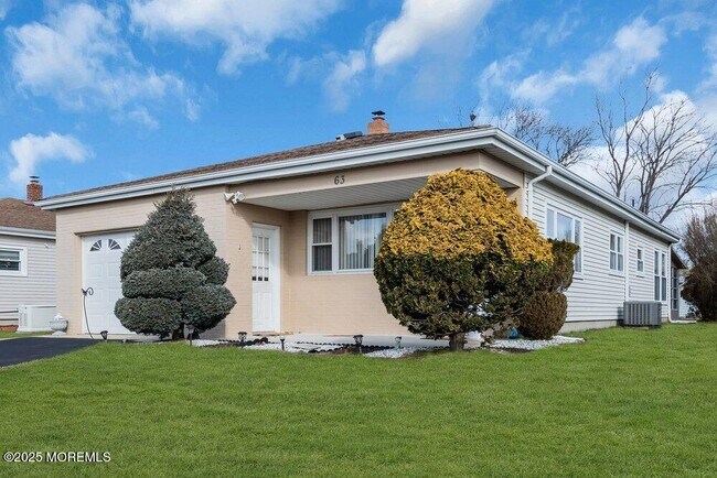 63 Hyannis St in Toms River, NJ - Foto de edificio - Building Photo