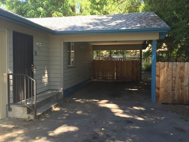910 NW D St in Grants Pass, OR - Building Photo - Building Photo