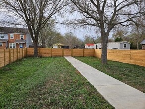 305 Anderson St in Smithville, TX - Building Photo - Building Photo