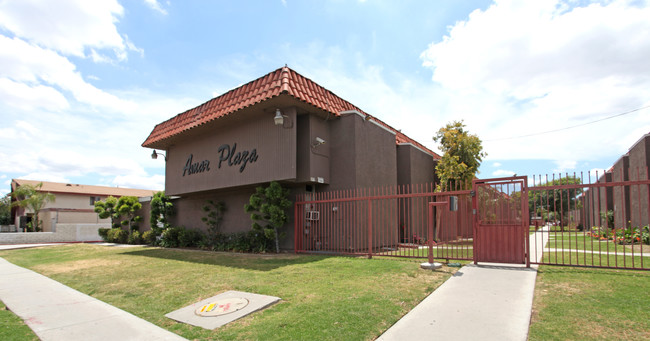 Amar Plaza in La Puente, CA - Foto de edificio - Building Photo