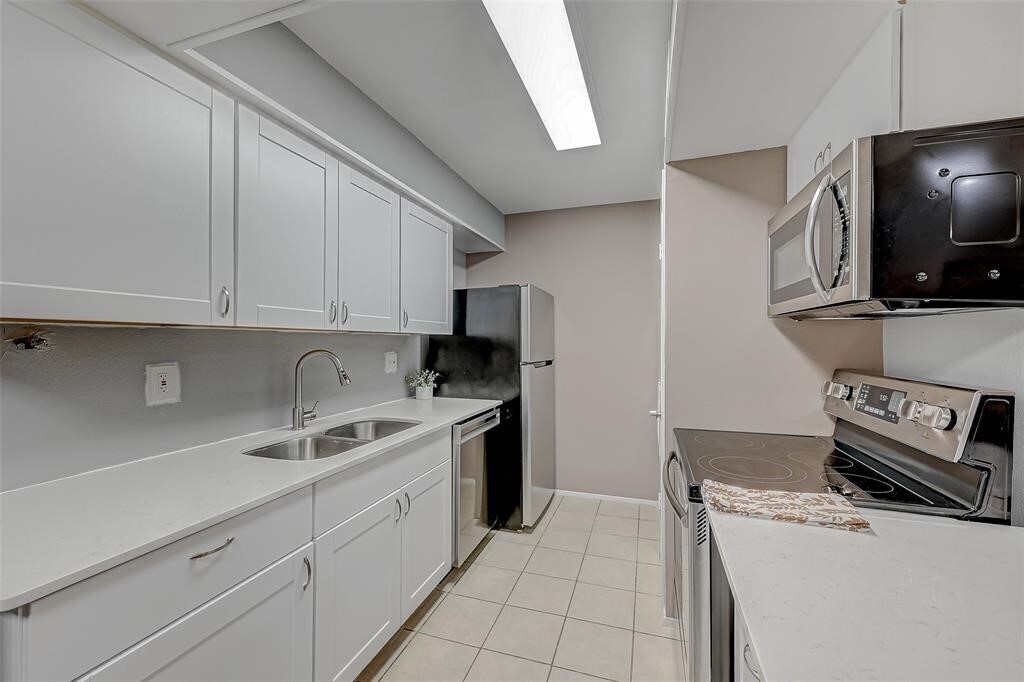 8201 Richmond Ave. in Houston, TX - Building Photo