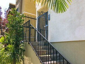 2027 Beloit Ave, Unit 105 in Los Angeles, CA - Foto de edificio - Building Photo