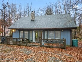 8577 Bumble Bee Way in Tobyhanna, PA - Building Photo