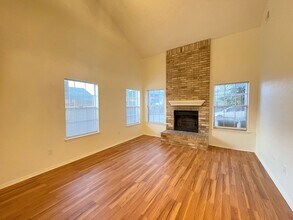 2002 Minnie Dr in Arlington, TX - Foto de edificio - Building Photo