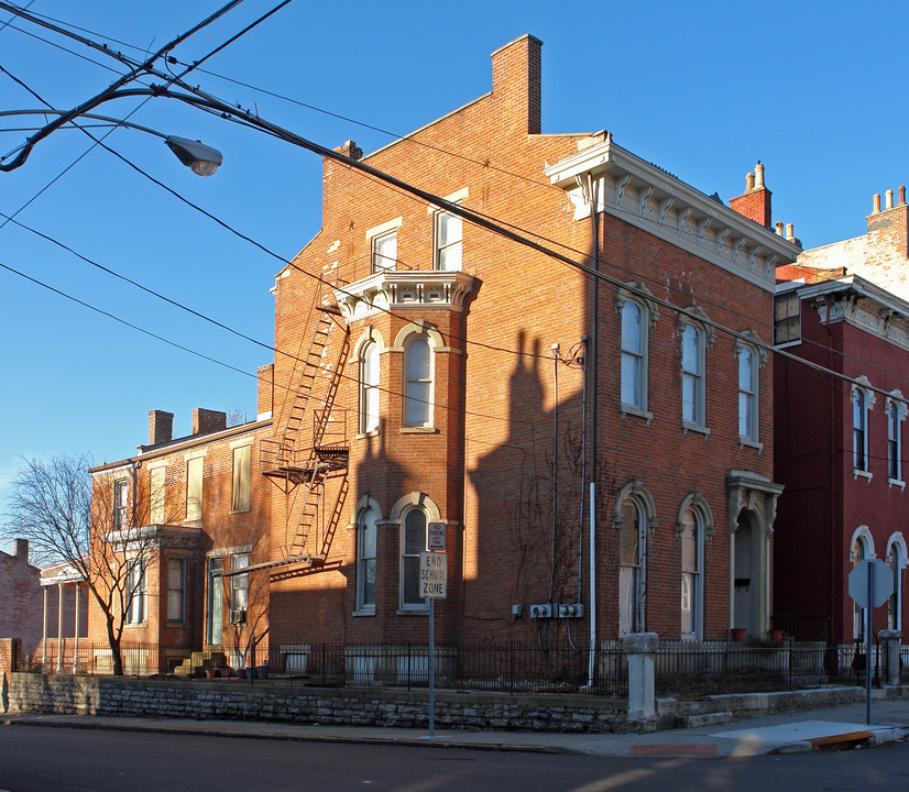 901 Dayton St in Cincinnati, OH - Building Photo