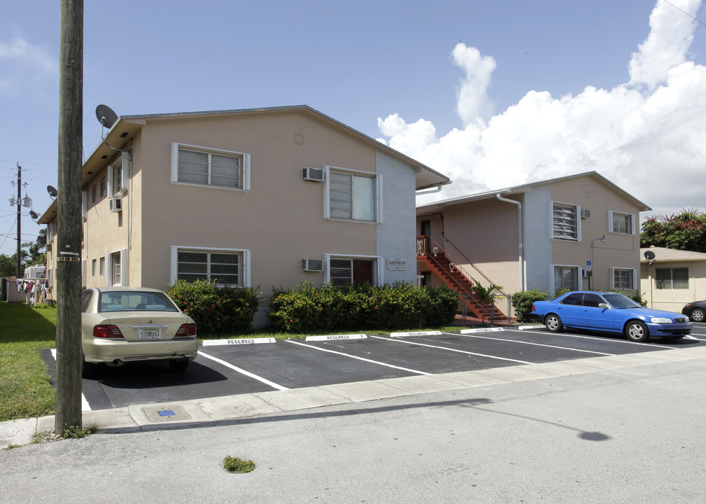 Glades River Apartments in North Miami Beach, FL - Building Photo