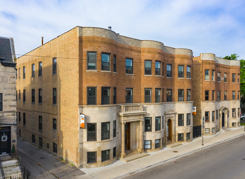 The Addison - 915 W Addison St in Chicago, IL - Building Photo