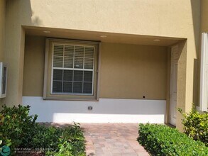 8342 NW 127th Ln in Parkland, FL - Foto de edificio - Building Photo