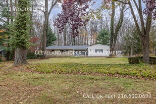 33 Woodside Rd in Chagrin Falls, OH - Building Photo