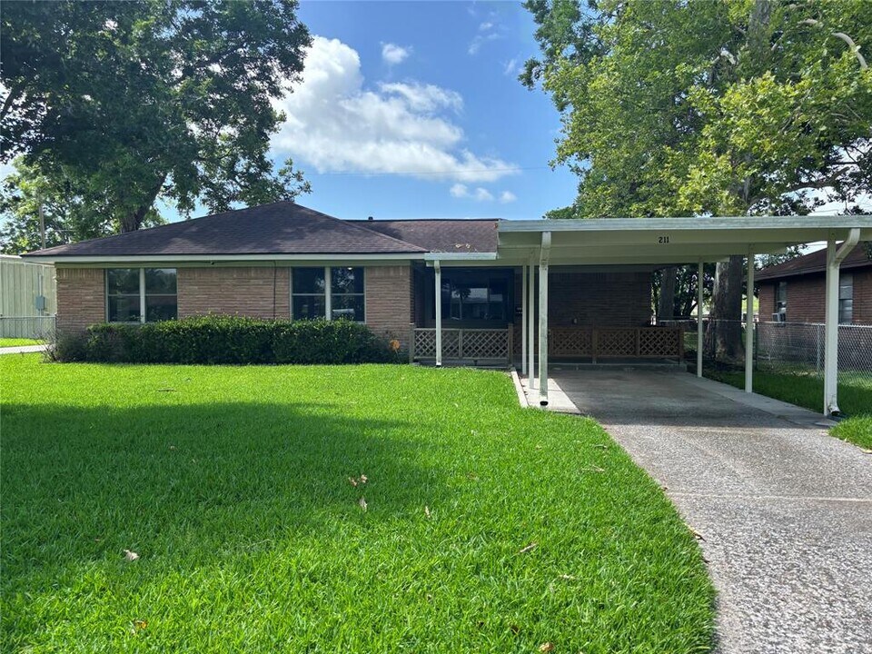211 Long Dr in Baytown, TX - Building Photo