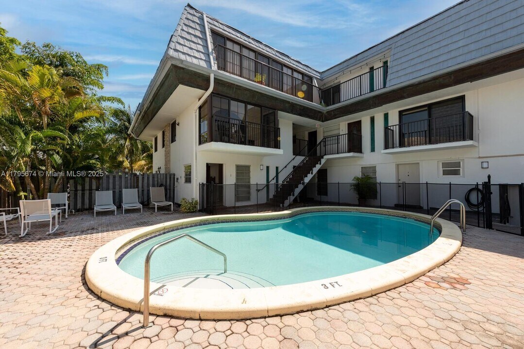230 Sunrise Dr in Key Biscayne, FL - Building Photo