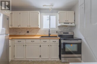 766-766 Cataraqui Woods Dr in Kingston, ON - Building Photo - Building Photo
