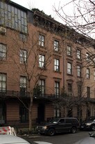 24 W Tenth St in New York, NY - Building Photo