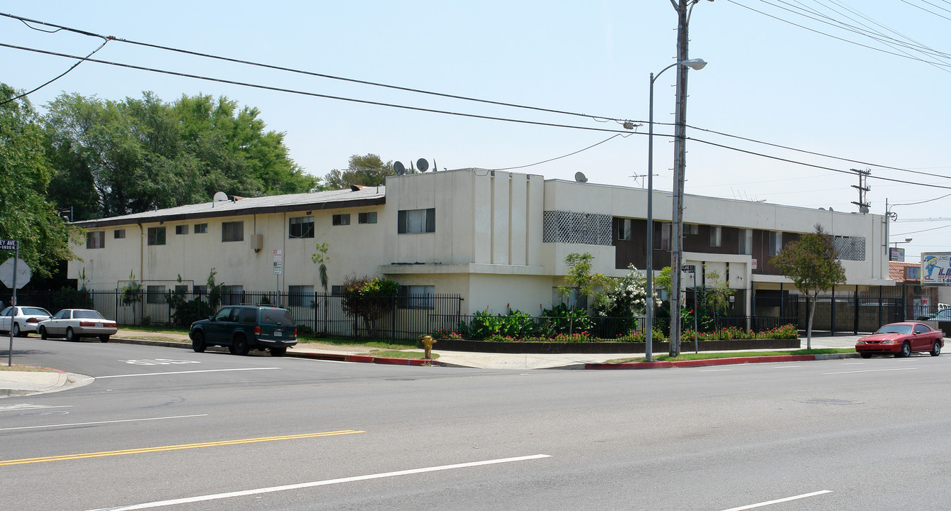 8630 Woodley Ave in Van Nuys, CA - Building Photo