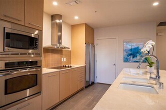 2323 N Houston St in Dallas, TX - Building Photo - Building Photo