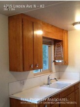 4215 Linden Ave N, Unit #2 in Seattle, WA - Building Photo - Building Photo
