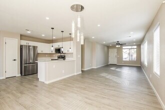 15915 W Tasha Dr in Surprise, AZ - Foto de edificio - Building Photo