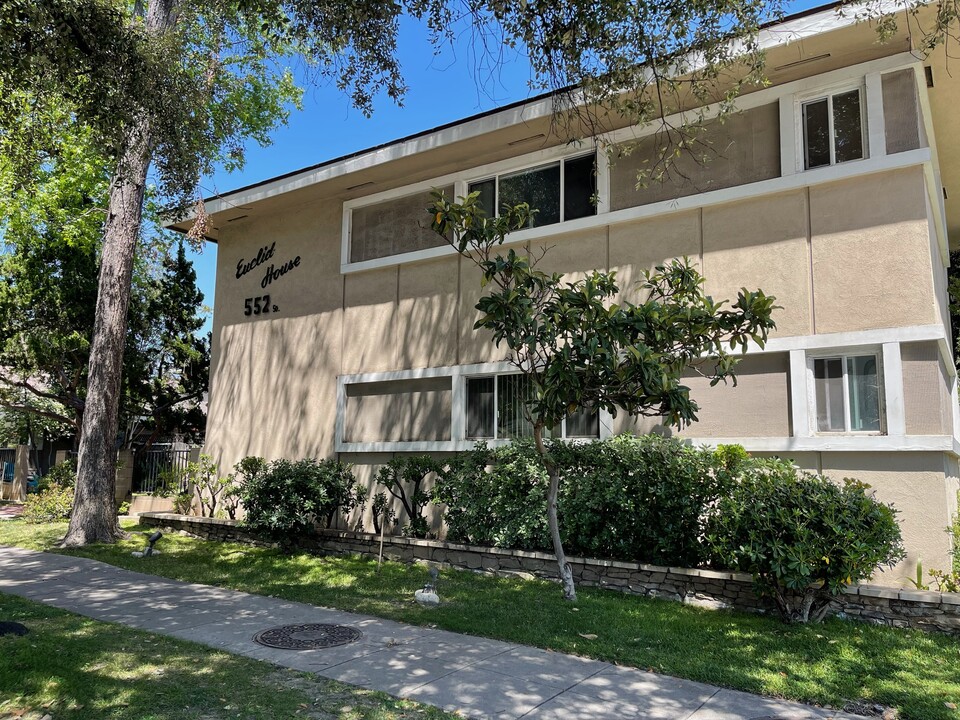 Euclid House in Pasadena, CA - Building Photo