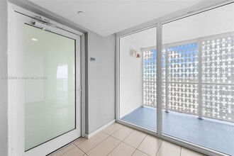910 West Ave, Unit 0819 in Miami Beach, FL - Building Photo - Building Photo