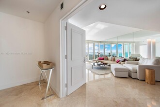 1000 S Pointe Dr, Unit 1903 in Miami Beach, FL - Building Photo - Building Photo