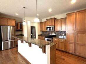 6218 Shadyview Ln N in Maple Grove, MN - Building Photo - Building Photo