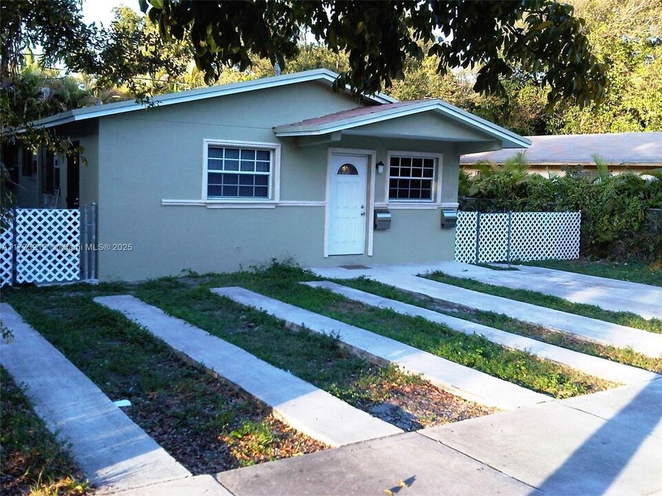 71 NE 43rd St in Miami, FL - Building Photo