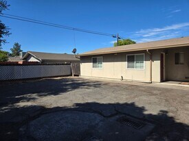 1526 Locke Rd in Modesto, CA - Building Photo