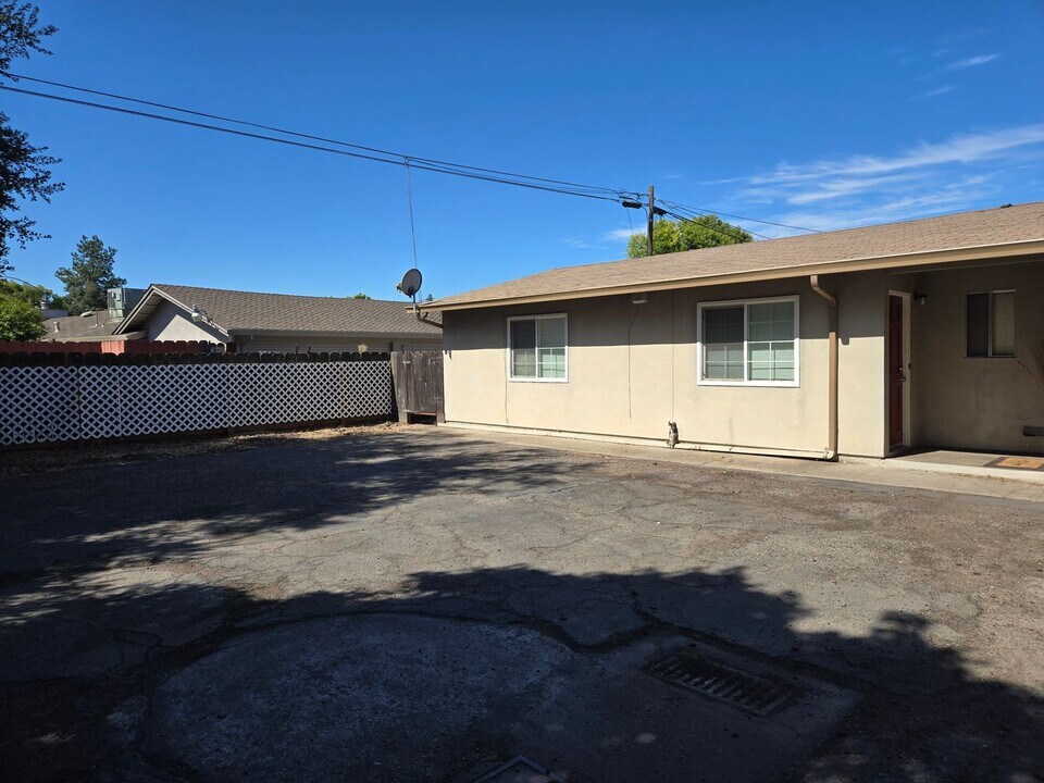 1526 Locke Rd in Modesto, CA - Building Photo