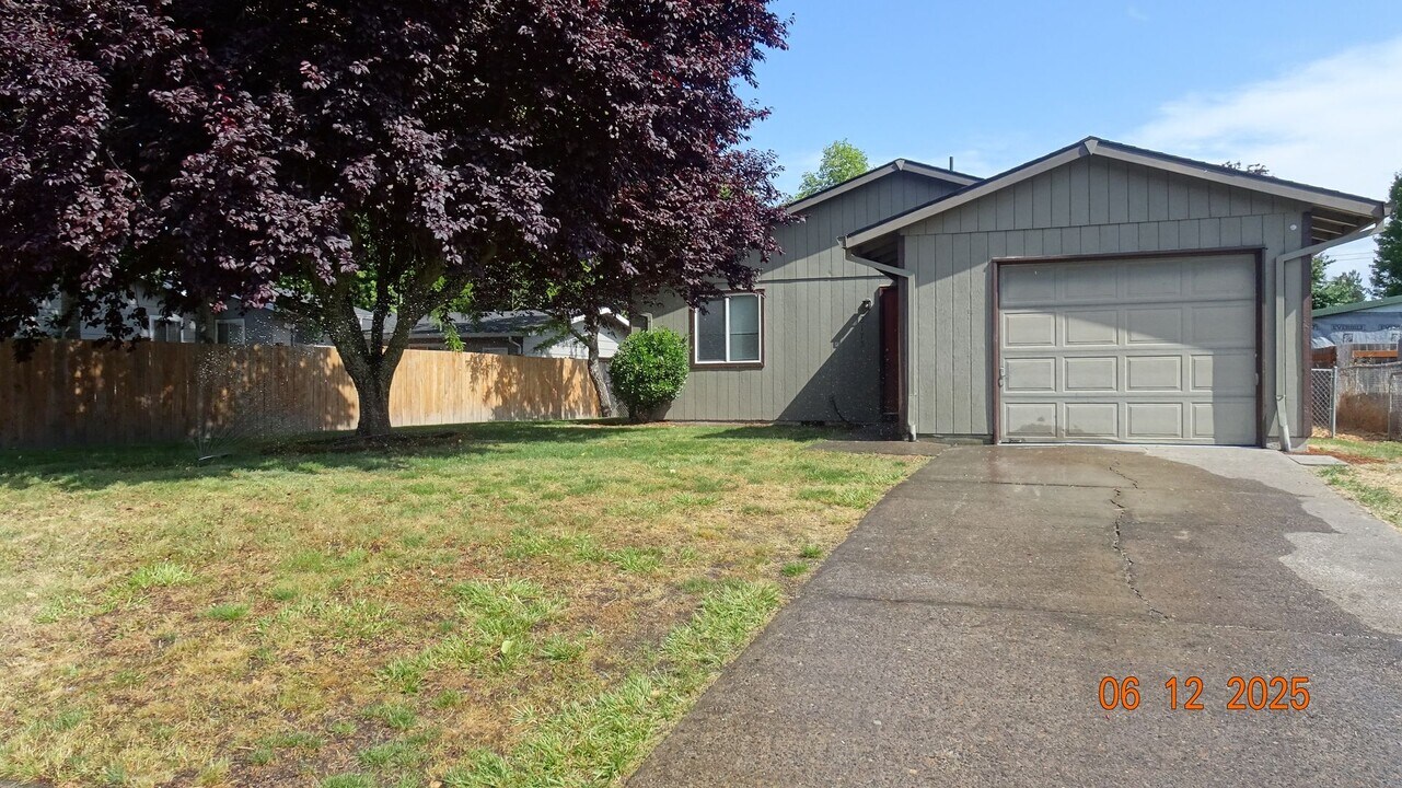 2175 NE Lilac Ct in Hillsboro, OR - Building Photo