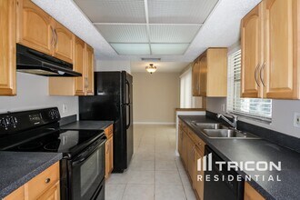 3012 Lalani Blvd in Sarasota, FL - Building Photo - Building Photo