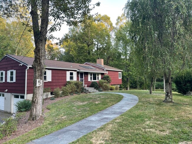 5 Inwood Ln