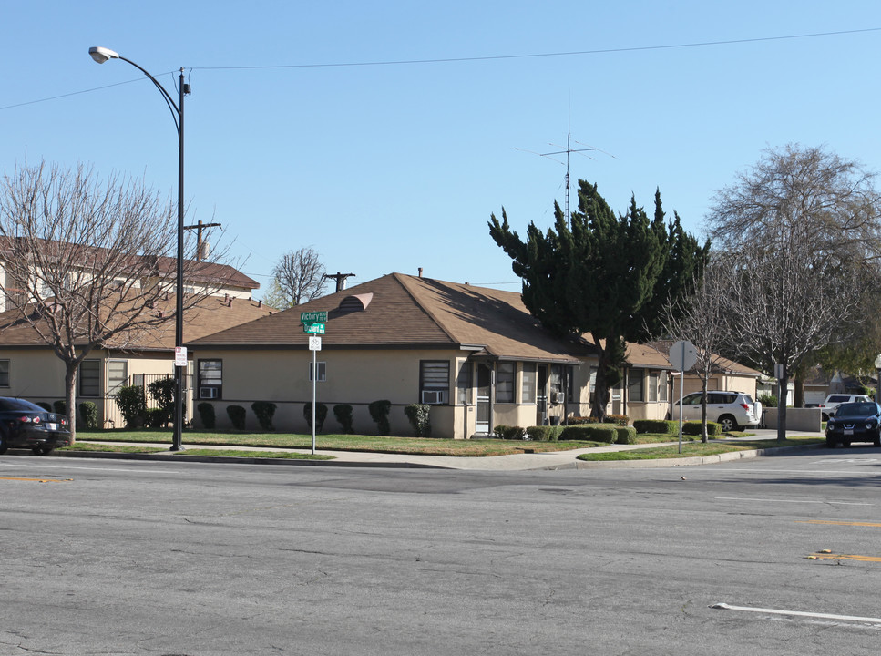 1716 W Victory Blvd in Burbank, CA - Building Photo