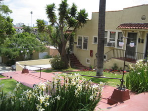811-819 Kodak Dr in Los Angeles, CA - Foto de edificio - Building Photo