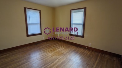 904 E Locust St in Bolivar, MO - Building Photo - Building Photo