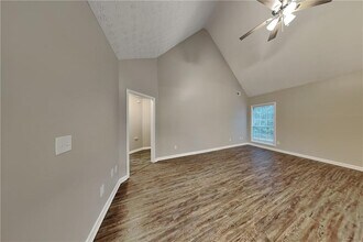 5022 Cliff Top Dr in Loganville, GA - Building Photo - Building Photo