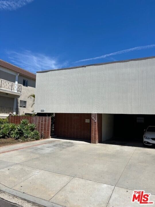 1412 Brockton Ave in Los Angeles, CA - Building Photo
